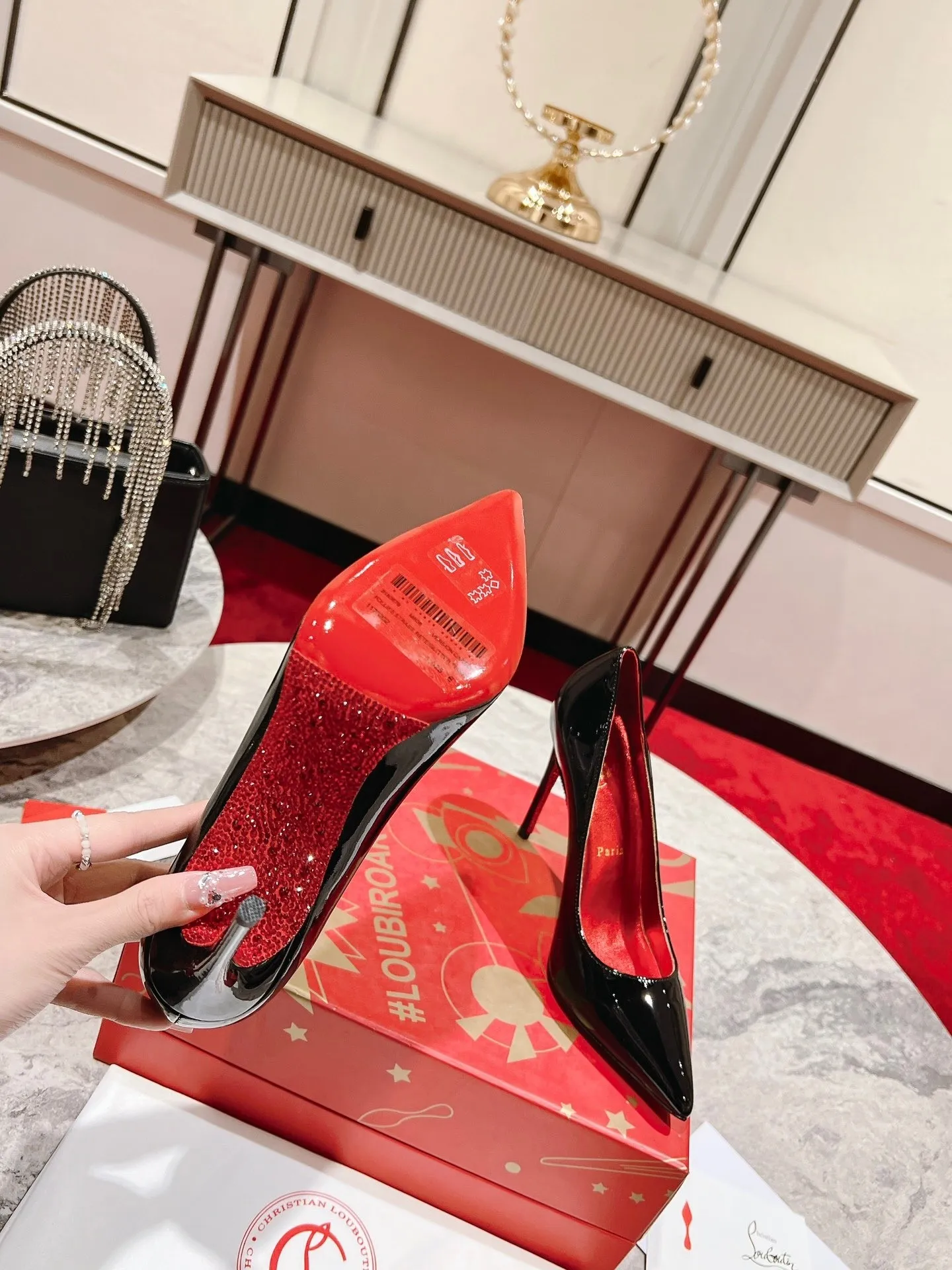 👟👟Ex-factory price 600👟👟 🆑❥∙ Diamond sole shoe☀️✪ꫛꫀw.✔︎ Set on a 100mm heel, its black patent calfskin upper is enhanced by iridescent Louboutin red lining. Standing out for its originality, the sole is entirely decorated with red rhinestones, fixed one by one by hand. Genuine leather outsole size: 35-39 (40.41. Customized, non-refundable and non-exchangeable. Heel height: 12cm. Color: black patent leather, black cowhide
